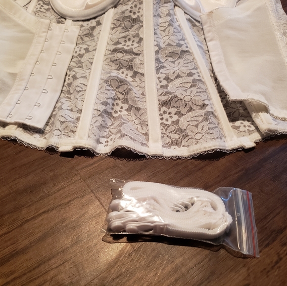 Lace push-up corset bra - Picture 5 of 7